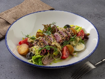 Salat so svezhim tuntsom 1 фото